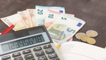 Ηλεκτρονικές αποδείξεις: Έρχονται ανατροπές στα φορολογικά κίνητρα