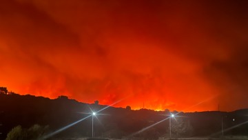Οι φλόγες έζωσαν σπίτια στο Ασκληπειό -Τεράστια προβλήματα στην προσέγγιση των οχημάτων