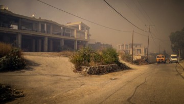 Ενημέρωση Εκπροσώπου Τύπου Πυροσβεστικού Σώματος: Όλες οι δυνάμεις της Πολιτικής Προστασίας δίνουν αδιάκοπα μάχη με τις φλόγες στη Ρόδο - Μεγάλες προσπάθειες να διασωθεί ο οικισμός Ασκληπιείο