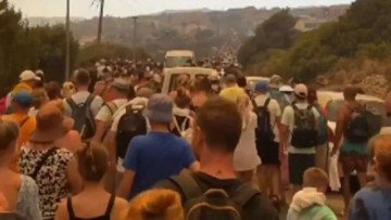 Ρόδος: Περισσότεροι από 19.000 άνθρωποι μετακινήθηκαν από χωριά και ξενοδοχεία εξαιτίας της πυρκαγιάς