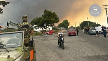 Βίντεο: Πλησιάζει επικίνδυνα η φωτιά στο Γεννάδι - Διαδικασία εκκένωσης σε εξέλιξη