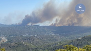Οι φλόγες ζώνουν Γεννάδι και Βάτι- Αναμένεται άμεση εκκένωση των δύο χωριών