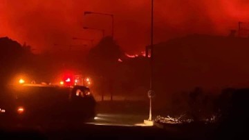 Ολονύχτια μάχη με τις φλόγες έδωσαν πυροσβέστες κι εθελοντές για να μην περάσουν τα μέτωπα της φωτιάς που για 7η μέρα κατακαίει τη Ρόδο