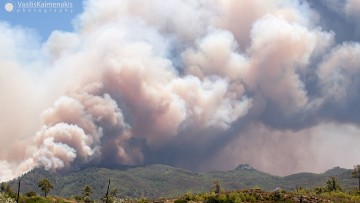 Χωρίς τέλος ο πύρινος εφιάλτης για τη Ρόδο