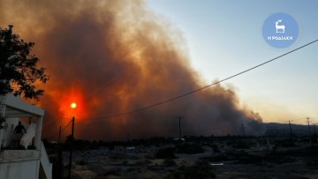 Οι φλόγες  απείλησαν το Δημοτικό Σχολείο στο Γεννάδι