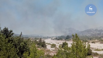 Μεγάλες  αναζωπυρώσεις της φωτιάς στη Ρόδο- Στα 200 μέτρα από τα πρώτα σπίτια του χωριού Βάτι πλησιάζουν οι φλόγες