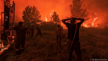 Οι ώρες αγωνίας που ζουν πυροσβέστες κι εθελοντές στο μέτωπο της φωτιάς, με τον φωτογραφικό φακό του Κώστα Αφαντενού