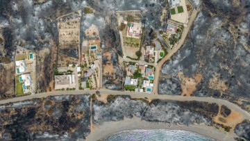Εικόνες από την τρομερή καταστροφή της πύρινης λαίλαπας στη Ρόδο
