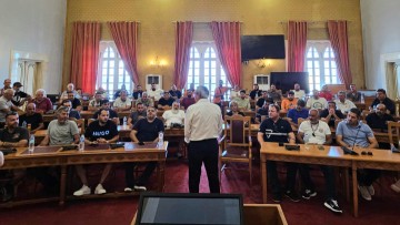 Συνάντηση του Περιφερειάρχη με τους χειριστές  μηχανημάτων έργων και  βυτιοφόρων, για τη συγκλονιστική συμμετοχή τους στη μάχη με τις φλόγες