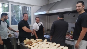 Εθελοντική δράση στη δομή παροχής συσσιτίου για την ενίσχυση πυροσβεστών, εθελοντών και πυρόπληκτων