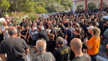 Λύγισε από θλίψη η Ρόδος: Εκατοντάδες κόσμου στο «τελευταίο αντίο» για τον Γιώργο Χατζηνικόλα