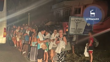 Ρόδος: Ο στρατός συνδράμει στη μεταφορά τουριστών σε πιο ασφαλή σημεία