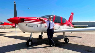 Αιμιλία Καραγιάννη, η Ροδίτισσα που στα 17 της πετά μόνη της με αεροπλάνο