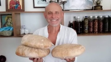 Σερβίρει απαγγέλλοντας Καβάφη σε ταβέρνα στην Κάρπαθο ο φιλέλληνας Ιταλός ηθοποιός Τζουζέπε Τσεντέρνα