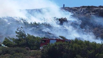Φωτιά στην περιοχή Ίστια στα Πηγάδια Καρπάθου