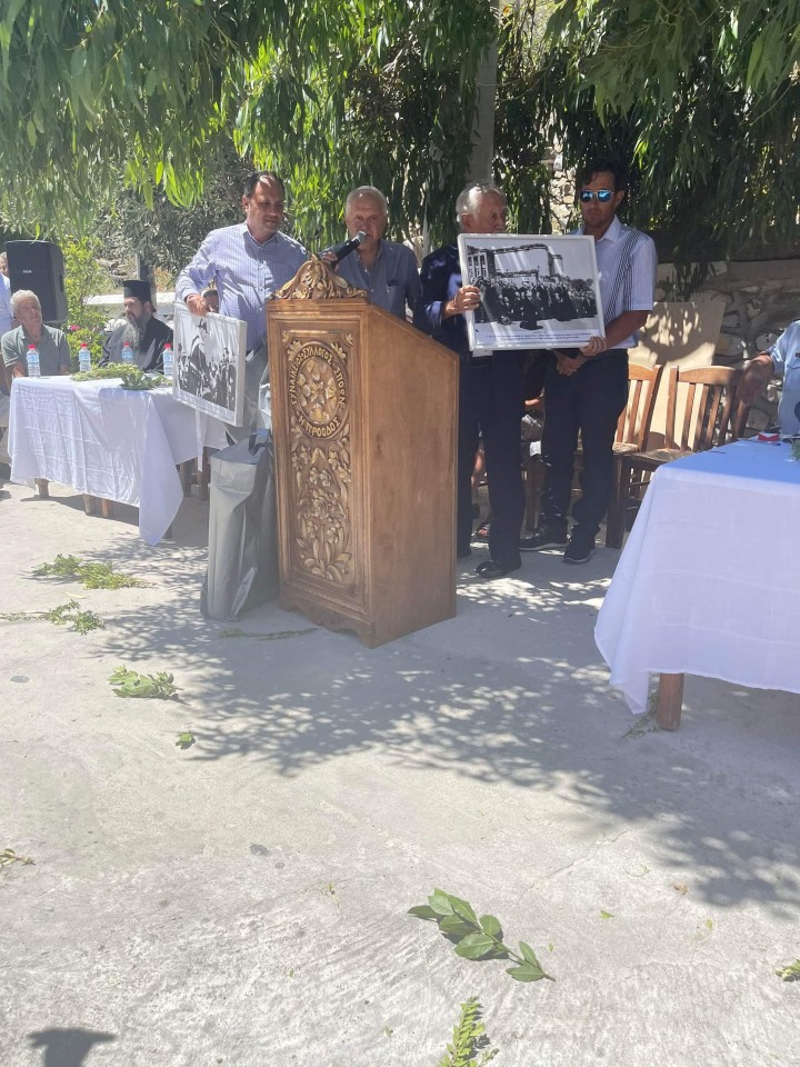 Ο Γιάννης Γαβρ. Χαρίτος παραδίδει τα δύο φωτογραφικά κάδρα στους εκπροσώπους του Δήμου Καρπάθου