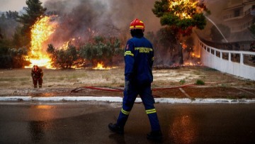 Μάχη με τις φλόγες σε πολλές περιοχές της χώρας – Σε πύρινο κλοιό πολλές περιοχές