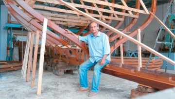 Η ιστορία των καρνάγιων: Ο ναυπηγός από τη Σύμη, που σώζει τα ελληνικά ξύλινα σκαριά