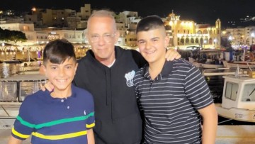 Στην Κάρπαθο για διακοπές ο Τομ Χανκς! Ο διάσημος ηθοποιός έκανε βόλτα στα Πηγάδια