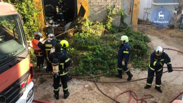 Φωτιά σε εγκαταλελειμμένο κτήριο στην πόλη της Ρόδου