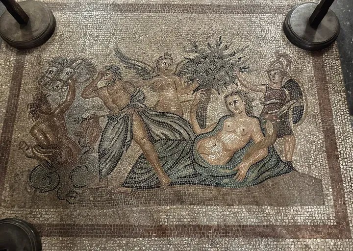 Τα μοναδικά ψηφιδωτά του παλατιού Σήμερα λειτουργεί ως μουσειακός χώρος και δέχεται πλήθος επισκεπτών. Η μόνιμη έκθεση ψηφιδωτών που φιλοξενεί μας δίνει πολλά στοιχεία για την ιδιαίτερη αυτή τέχνη, η οποία απασχολούσε πολλούς Δωδεκανήσιους. Τα δάπεδα που υπάρχουν στο παλάτι προέρχονται από την ανασκαφική δραστηριότητα των Ιταλών στην Κω και εντάχθηκαν με τη μορφή σύγχρονων ταπήτων στο πλαίσιο του αναστηλωτικού έργου, μετά τον σεισμό του 1933. Η μεταφορά τους έγινε από την Κω στη Ρόδο κατά την περίοδο της Ιταλοκρατίας. Πρωτεργάτες ήταν δύο αξιόλογοι συντηρητές της εποχής, ο Antonio Freti και ο Vittorio Toti από τη Φλωρεντία. Οι Ιταλοί σεβάστηκαν τα έργα και με μεγάλη προσοχή μετέφεραν όλα τα ψηφιδωτά στο παλάτι. Τους υπόλοιπους χώρους τους πλαισίωσαν με ακριβά μάρμαρα που έφεραν από την Ιταλία.