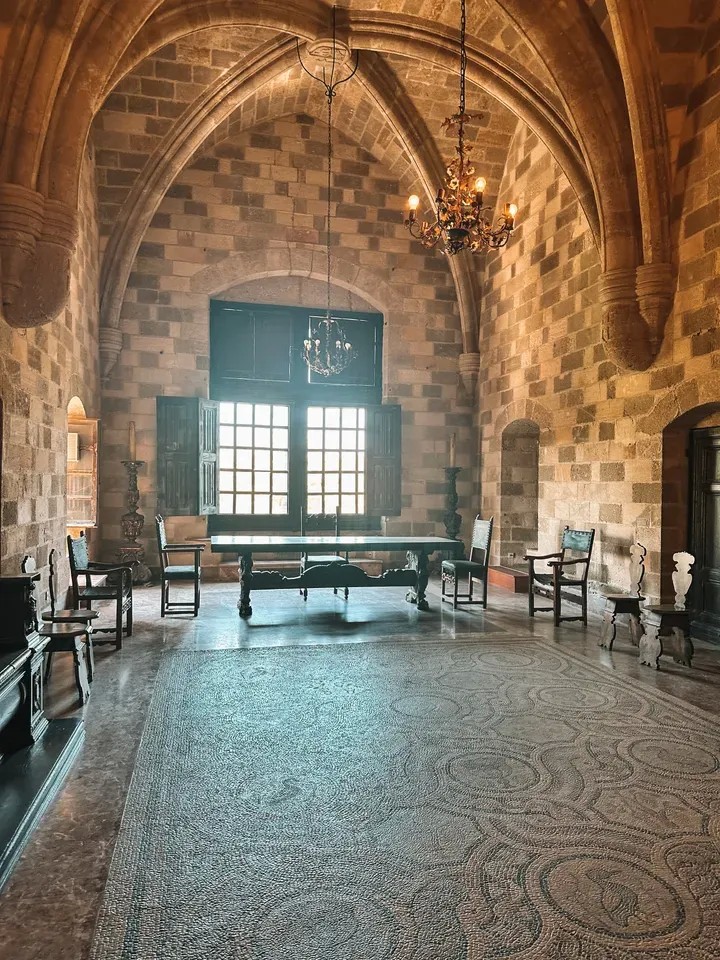 ΙΦΙΓΕΝΕΙΑ ΠΛΕΥΡΑΚΗ Εικόνα από αίθουσα του παλατιού