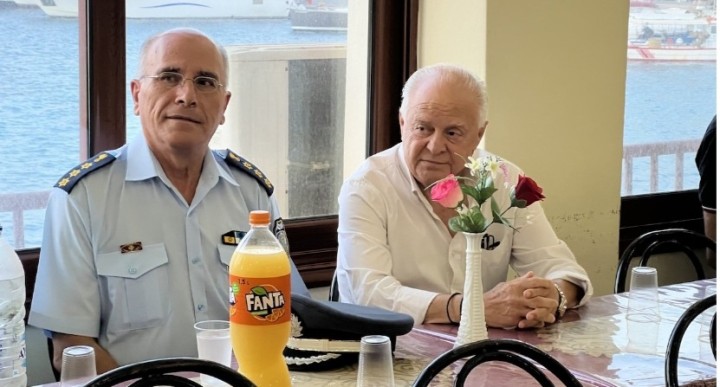 Ο Αστυνομικός Διευθυντής Καρπάθου Ιωάννης Τσακιράκης και ο Δήμαρχος Καρπάθου Ιωάννης Νισύριος