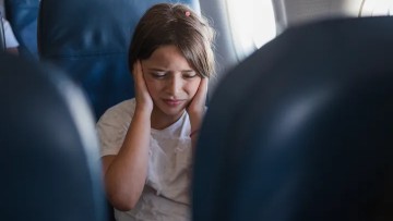 Γιατί πονούν τα αυτιά μας στο αεροπλάνο - οι αποτελεσματικότεροι τρόποι να το αντιμετωπίσουμε
