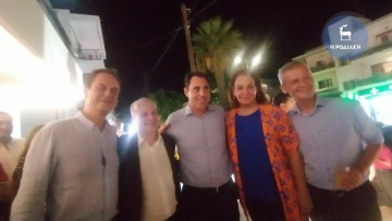 Πλήθος κόσμου και στελεχών της Νέας Δημοκρατίας στο εκλογικό κέντρο του Αντώνη Καμπουράκη