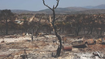 Φωτιές στη Ρόδο: «Κάηκε και  η ψυχή μου μαζί με το σπίτι»
