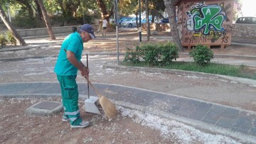 Απίστευτο: Άγνωστοι σκόρπισαν εκατομμύρια πούπουλα σε κεντρικό πάρκο της Ρόδου