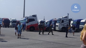 Συμβολική διαμαρτυρία από τους φορτηγατζήδες της Ρόδου πριν λίγο μπροστά από το Blue Horizon