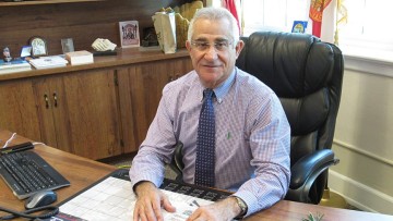Υποψήφιος στην Κάλυμνο ο πρώην δήμαρχος Τάρπον Σπρινγκς Κρις Αλαχούζος