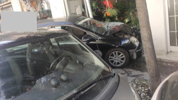 Συμβαίνει τώρα: Αυτοκίνητο "εισέβαλε" σε ανθοπωλείο στην πόλη της Ρόδου
