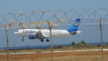 Αυστηρές συστάσεις του αερολιμενάρχη Ρόδου για δραστηριότητες που μπορεί να επηρεάσουν την ασφάλεια των πτήσεων