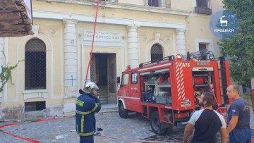 Φωτιά εκδηλώθηκε στο κτήριο του παλιού νοσοκομείου Ρόδου (βίντεο + φωτο)