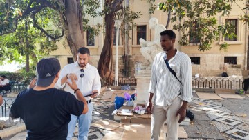 Συνάντηση Νίκου Γερονικόλα με πρόσφυγες: "Ζητούν να φύγουν από το νησί κι εμείς δεν τους ακούμε- Είναι ντροπή αυτό που συμβαίνει στο ιστορικό κέντρο της Ρόδου"