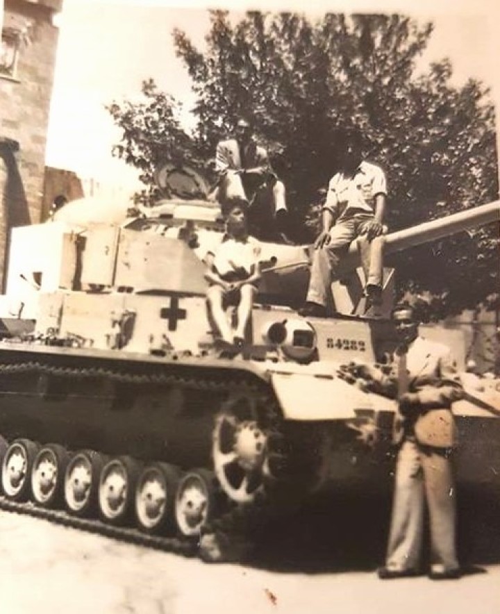 Το γερμανικό τανκ που είχε  μείνει και μετά το τέλος  του πολέμου στην Καζέρμα  Ρετζίνα-Σχολή Χωροφυλακής