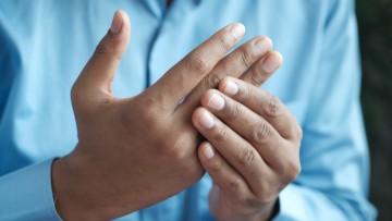 Ρευματοειδής Αρθρίτιδα: Tα 12+1 πρώιμα συμπτώματα που δεν πρέπει να αγνοήσετε