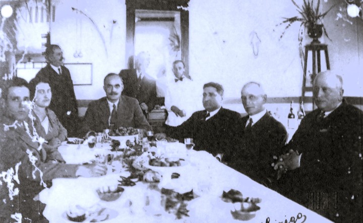 1935. Γεύμα προς τιμή του Νικολάου Πλαστήρα από την οικογένεια Αθ. Καζούλλη.  Δεξιά καθήμενος ο Αθανάσιος Καζούλλης και δίπλα στον Πλαστήρα η Αγγελική Καζούλλη