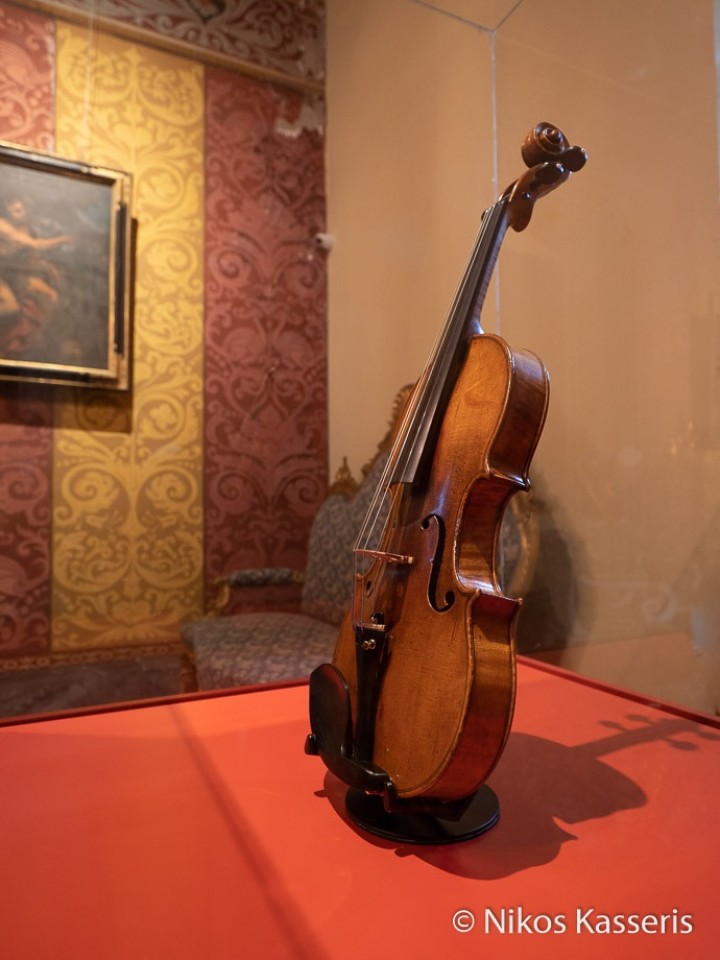 Το βιολί στον εκθεσιακό χώρο photo credits: Νίκος Κασέρης