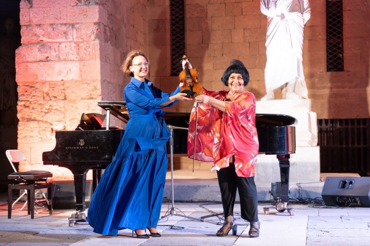 Κυρία Ευγενία Βοτανοπούλου και κυρία Νίνα Πατρικίδου με το βιολί του Μότσαρτ