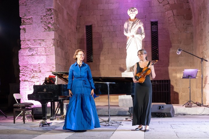 Κυρία  Ευγενία Βοτανοπούλου, πιανίστρια και Dr. Anja Morgenstern στο βιολί του Μότσαρτ
