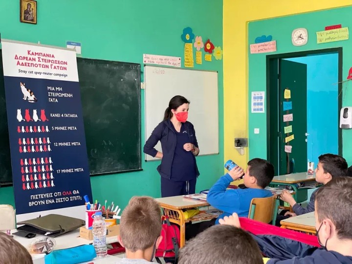 H Κατωγυρίτη μιλά σε μαθητές δημοτικού σχολείου της περιοχής κατά τη διάρκεια εκδήλωσης ενημέρωσης της κοινότητας στην Κάρπαθο το 2022 / Φωτογραφία: Άννα Καυωγυρίτη