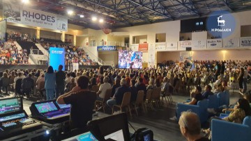 Κατάμεστο το Κλειστό Γυμναστήριο της Καλλιθέας στην κεντρική προεκλογική ομιλία του Αντώνη Καμπουράκη (φώτο + βίντεο)