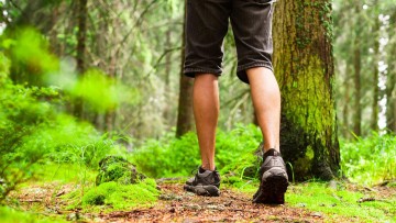 Πώς ωφελεί την υγεία μας το καθημερινό περπάτημα έστω και για μισή ώρα