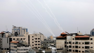 Oι εξελίξεις σε Ισραήλ και Γάζα: Αεροπορική επιδρομή του Ισραήλ – Ρουκέτες από Χαμάς, ακούγονται σειρήνες