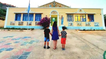 Το Διεθνές Βραβείο Καλύτερου δασκάλου στη Θεοδώρα Κουκουρίκου που δίδαξε στην Κάρπαθο