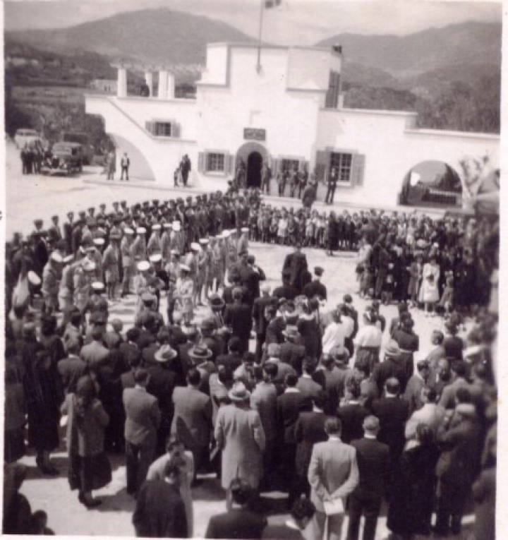 Οι πρόσκοποι με τους μαθητές του Γυμνασίου (Απερίου)  και του Δημοτικού Σχολείου στην πλατεία του Διοικητηρίου στην εορτή της 28ης Οκτωβρίου