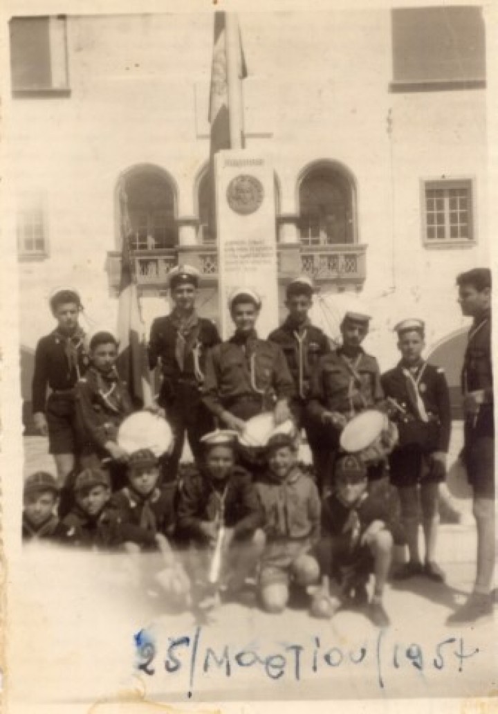 Η ομάδα των Ναυτοπροσκόπων στο «Μνημείο των Πεσόντων» στην πλατεία του Διοικητηρίου